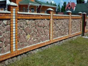 Кирпичный забор с камнем 12 метров фото в Верее