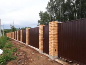 Кирпичный забор на ленточном фундаменте 12 метров фото в Верее