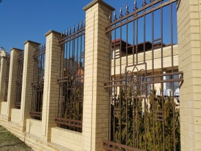 Кирпичный забор с ковкой  10 метров фото в Верее