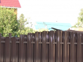 Забор из евроштакетника на ленточном фундаменте 10 метров фото в Верее
